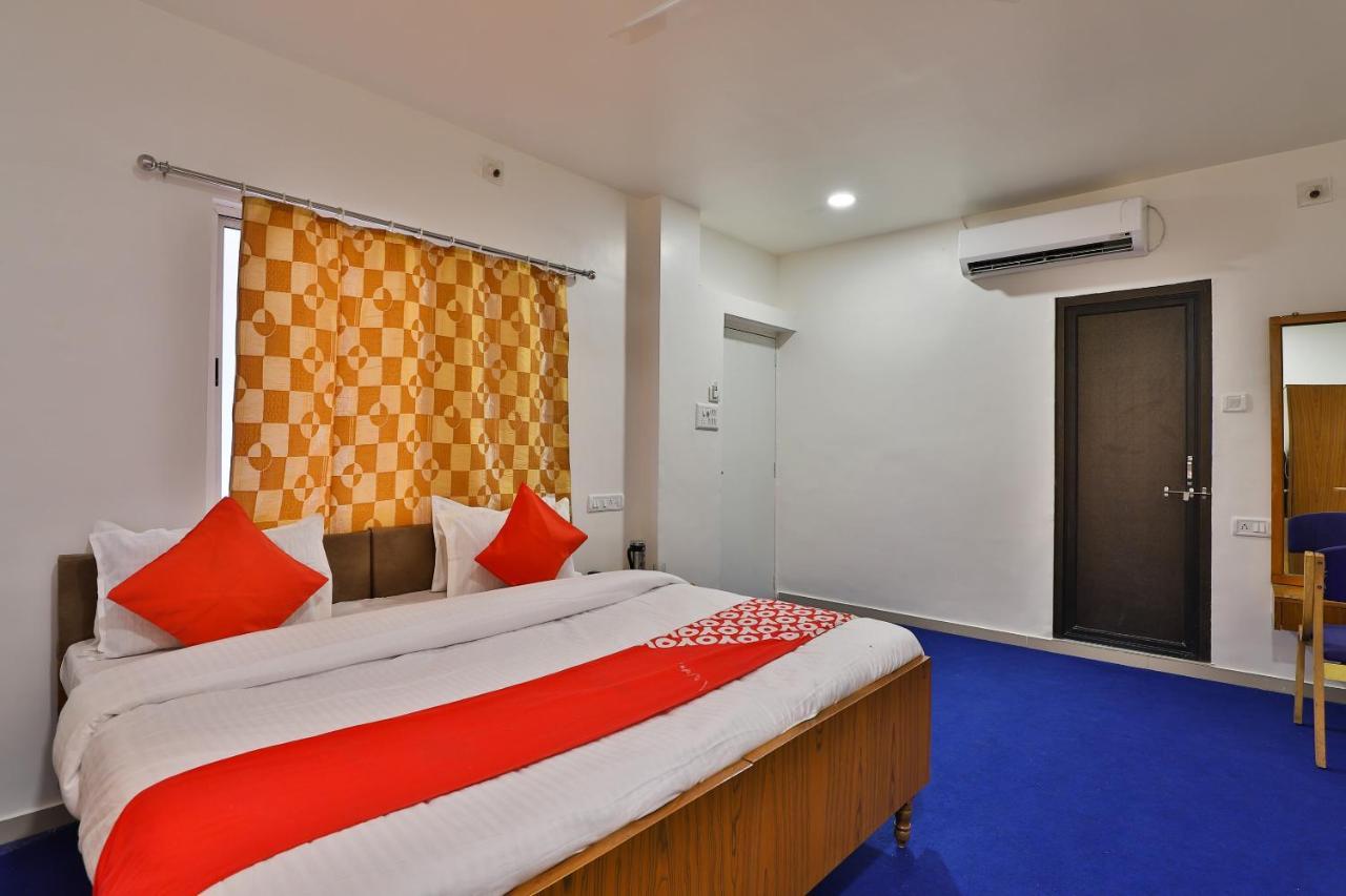 Oyo Milan Party Hall Vadodara Exterior photo