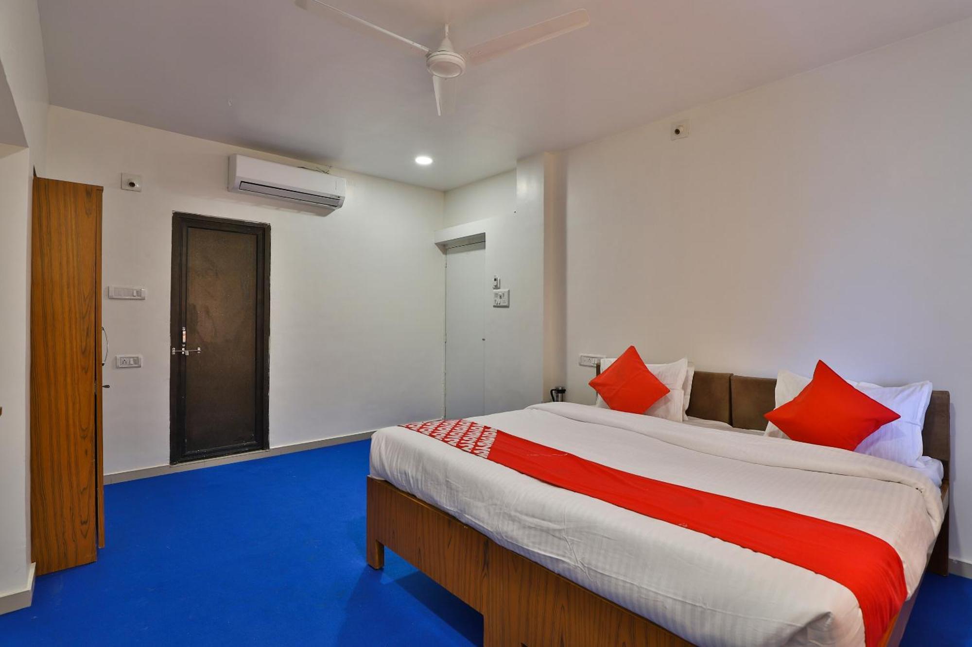 Oyo Milan Party Hall Vadodara Exterior photo