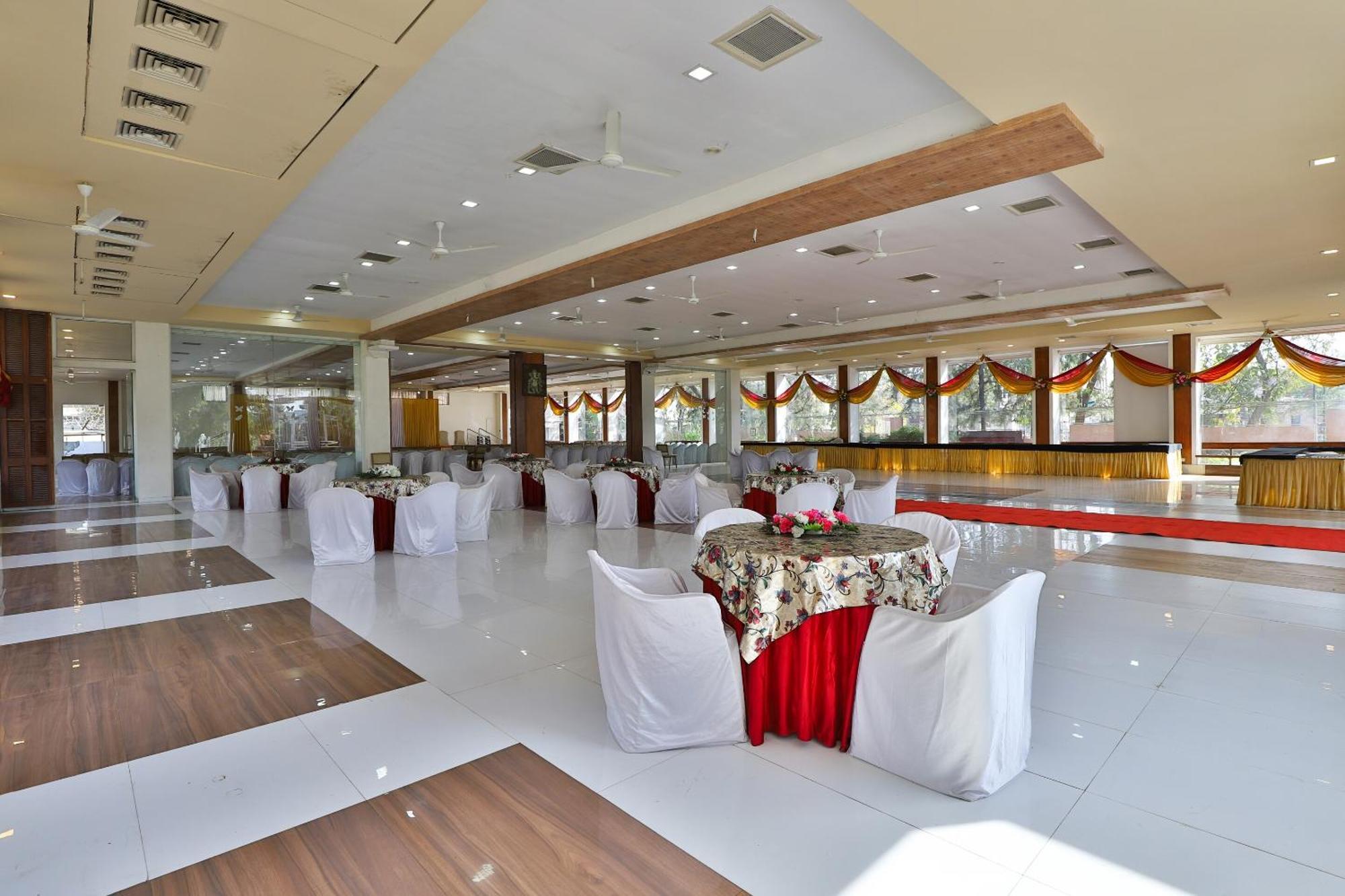 Oyo Milan Party Hall Vadodara Exterior photo