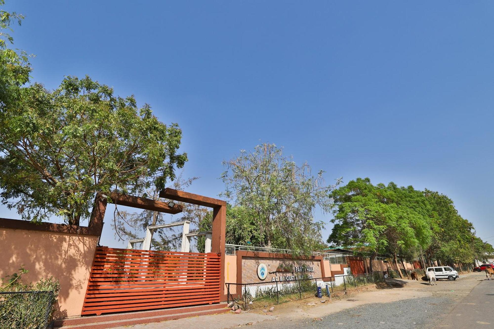Oyo Milan Party Hall Vadodara Exterior photo